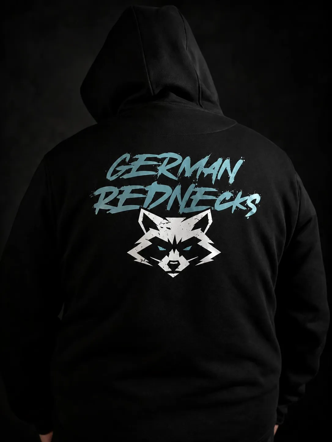 Schwarzer Hoodie mit türkis-weißem German-Rednecks-Rückendruck und Waschbärmotiv